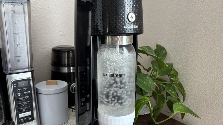 SodaStream pumping CO2 into bottle