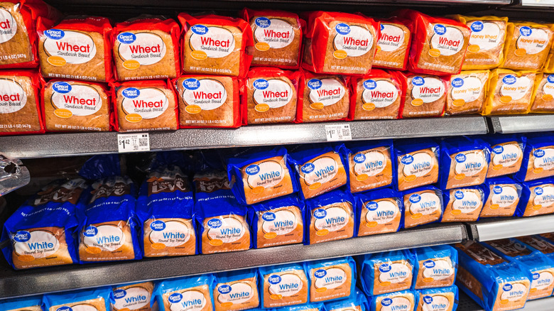 Aisle of Great Value bread