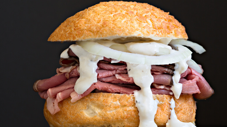 Roast beef sandwich with onions and tiger sauce