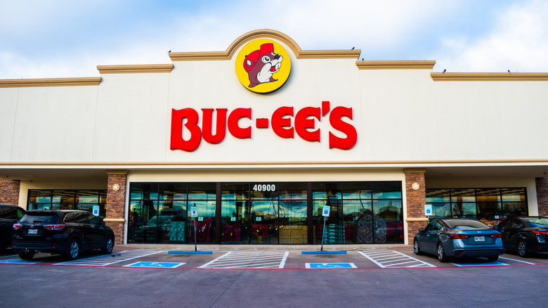 Buc-ee's building exterior and parking lot