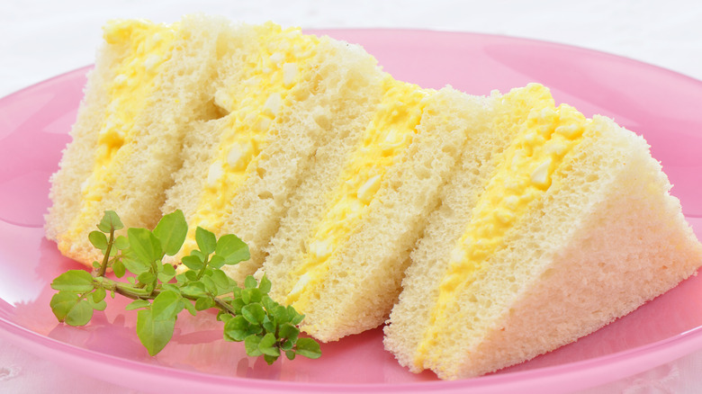 sliced egg salad sandwich