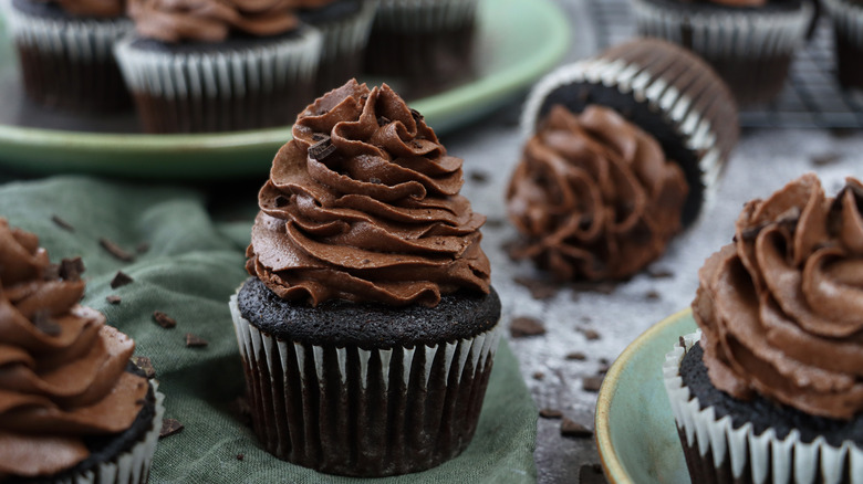 Chocolate cupcakes on green plates