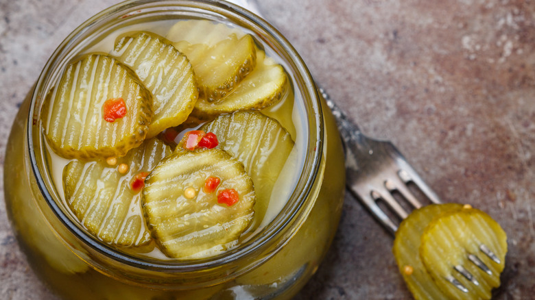 an open jar of pickle slices