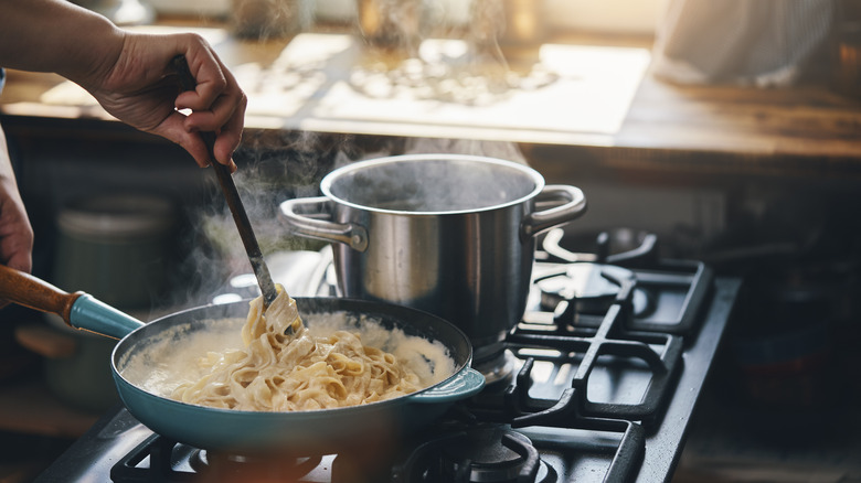 making fettuccini alfredo at home