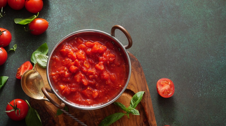Homemeade tomato sauce with basil