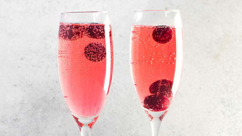 Marilyn Monroe cocktails in champagne flutes.