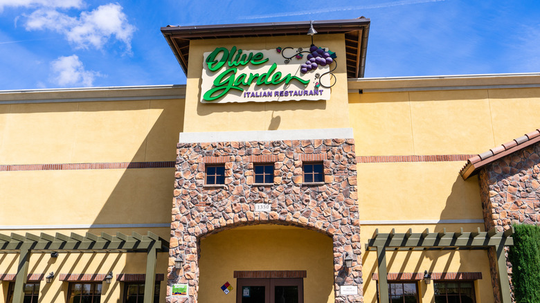 Olive Garden building facade