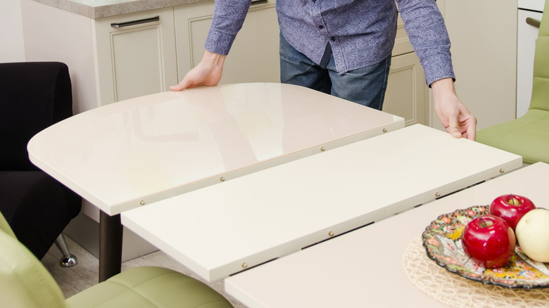 Opening a plastic, extendable kitchen table