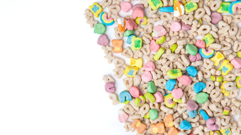 latar belakang putih setengah ditutupi dengan sereal marshmallow