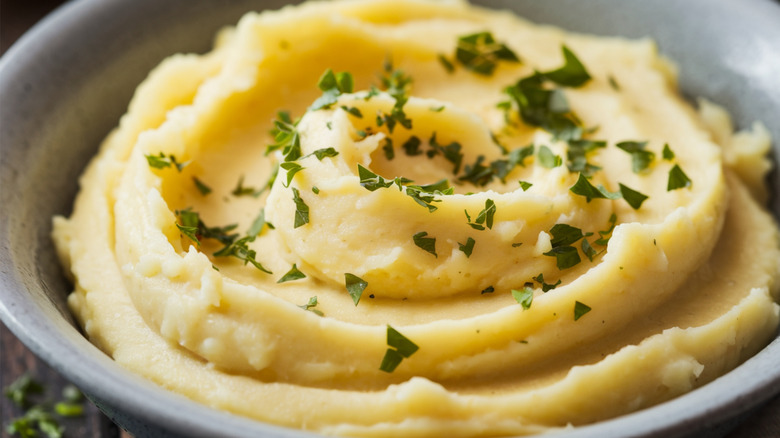 Close up of a bowl of mashed potatoes