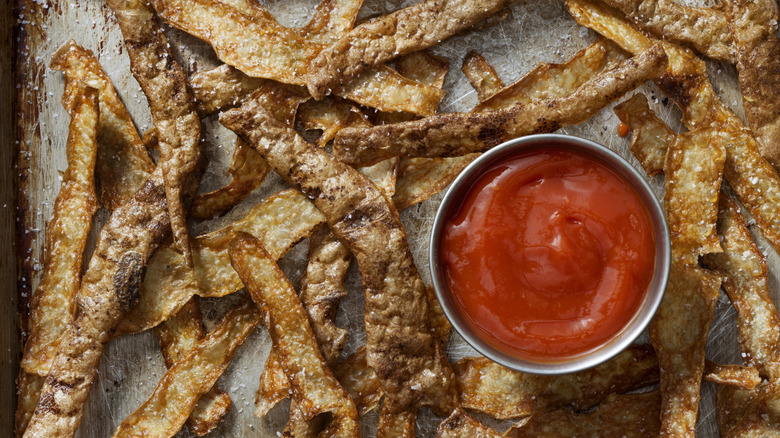 Fried potato peels with ketchup