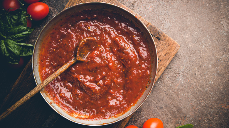 Overhead view of bowl of pasta sauce 