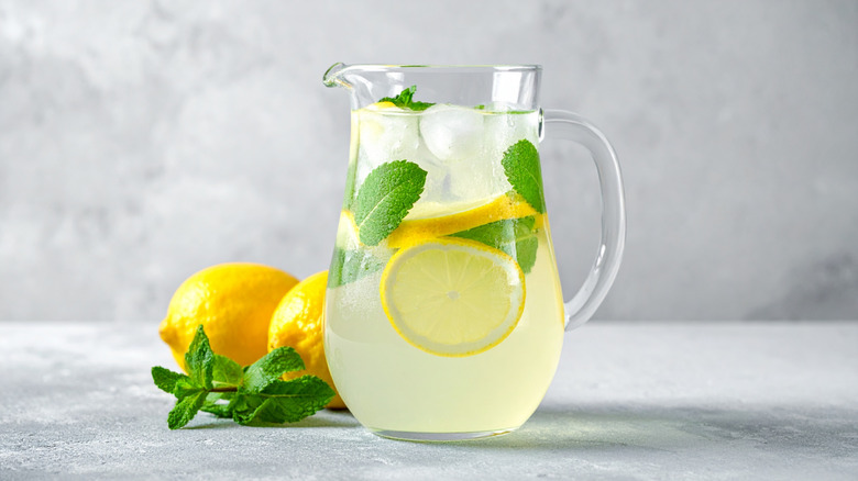 Pitcher of lemoande
