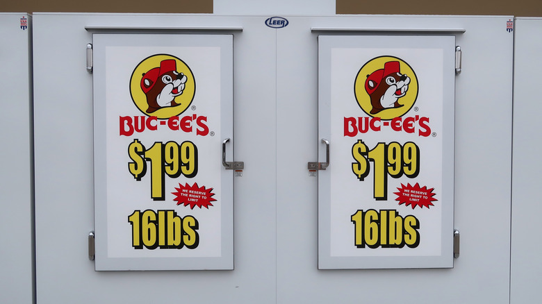 Buc-ee's ice machines with price signs