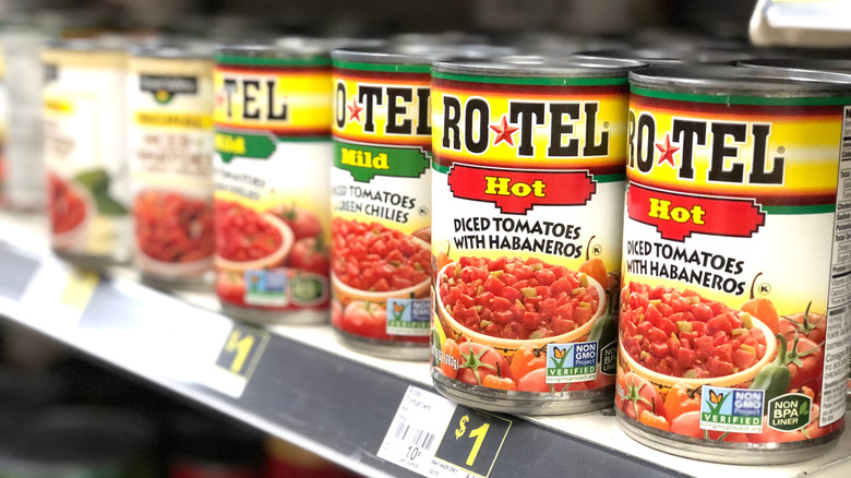 Tomat rotel di rak toko