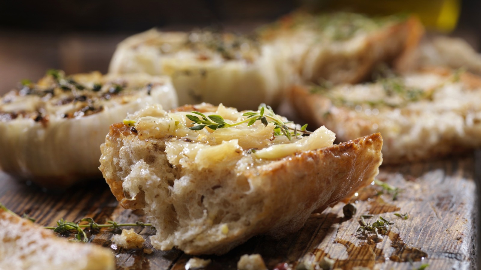 Der unkonventionelle Käse, den Sie für bahnbrechendes Knoblauchbrot ...