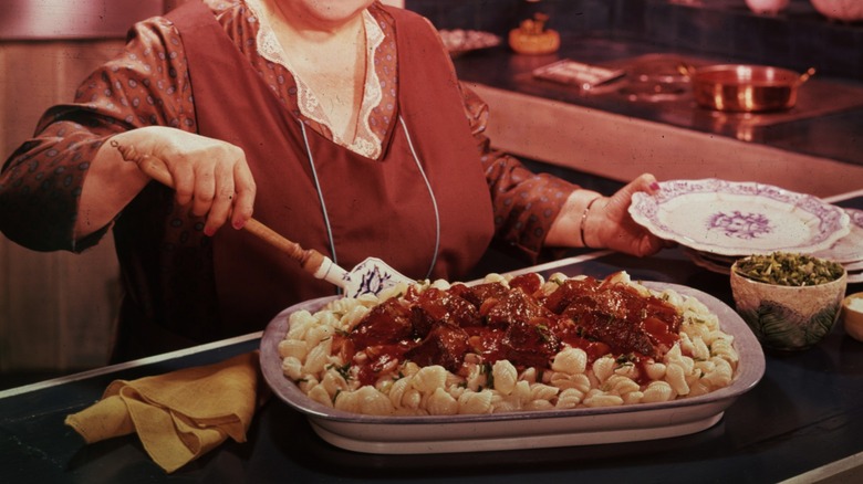 a 1950s housewife prepares her vintage casserole