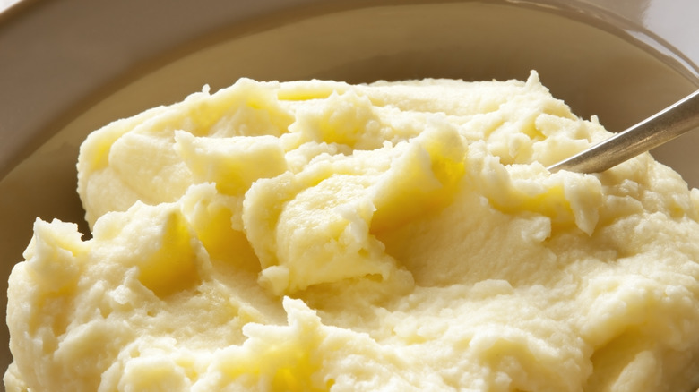 A bowl of creamy mashed potatoes