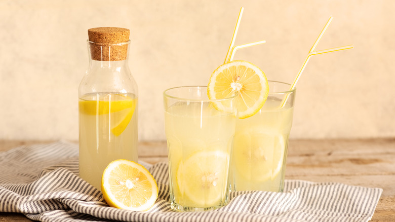 fresh lemonade in two glasses with straws