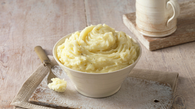 Bowl of mashed potatoes