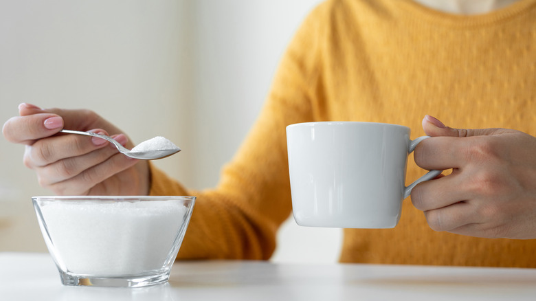 adding sugar to hot drink