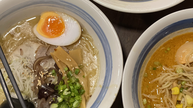 steaming bowls of tonkotsu ramen