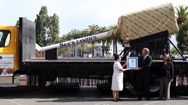 world's largest lollipop on a truckbed