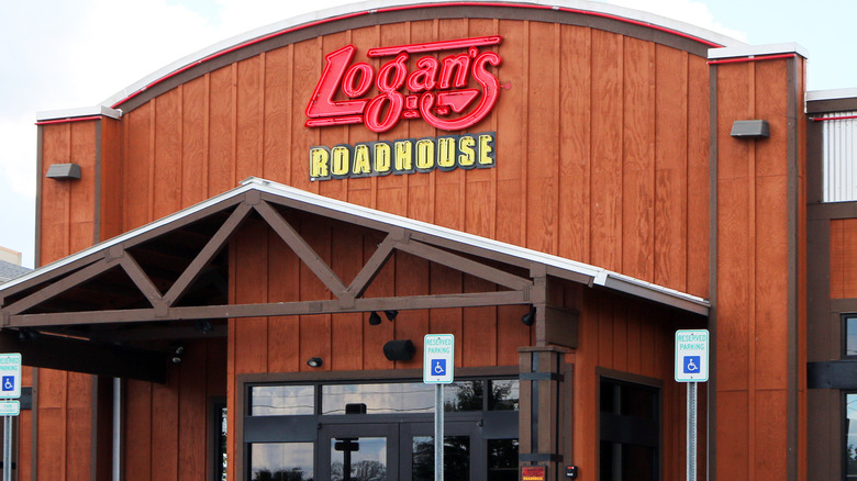 Front entrance to a Logan's Roadhouse steakhouse