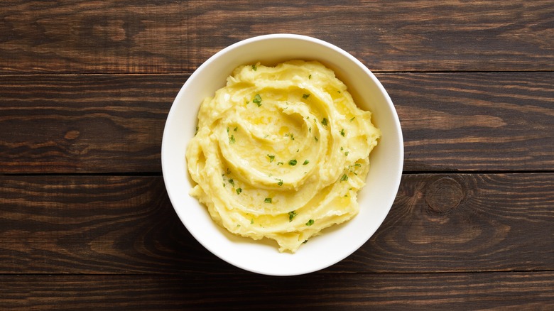 mashed potatoes in bowl