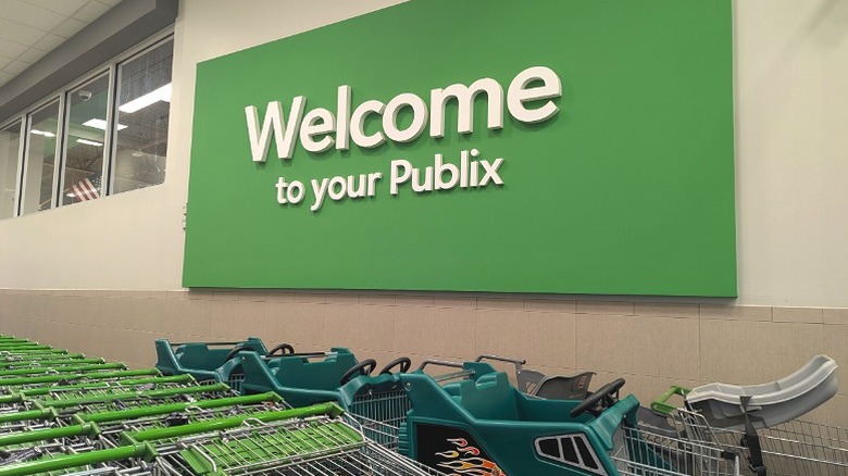 Publix store Welcome sign and shopping carts