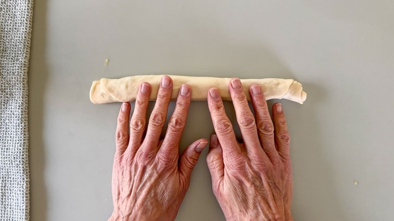 Rolling up scallion pancake dough