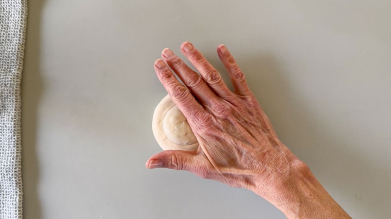 Flattening spiral scallion pancake dough
