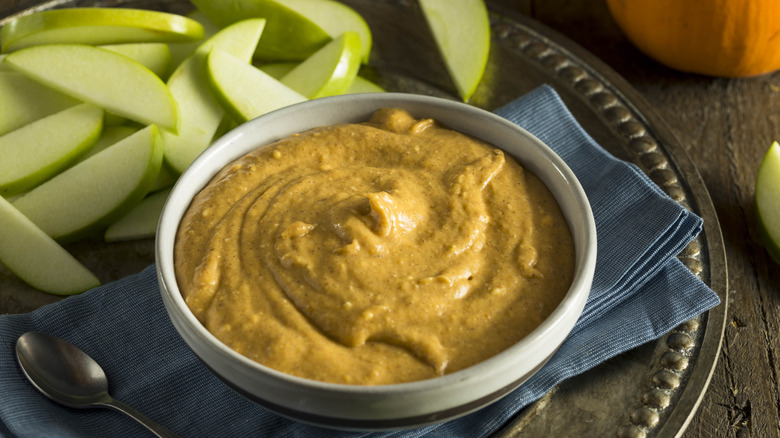 sweet pumpkin dip with apple slices