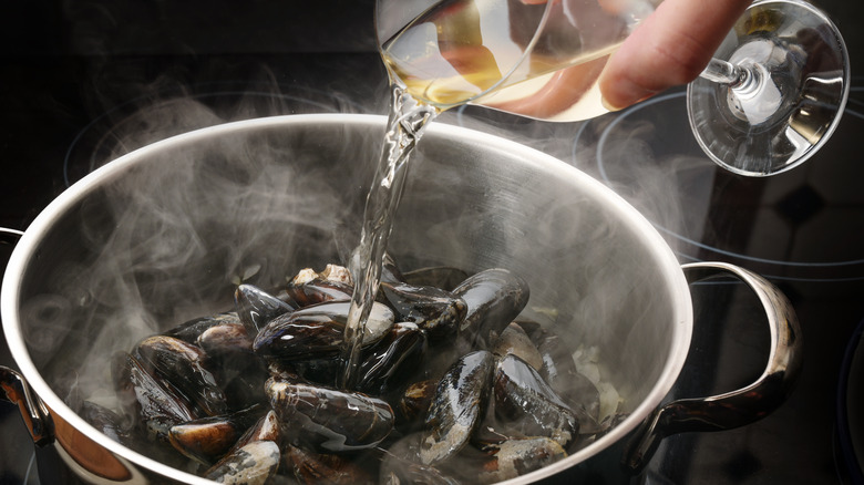 Steaming mussels with vermouth