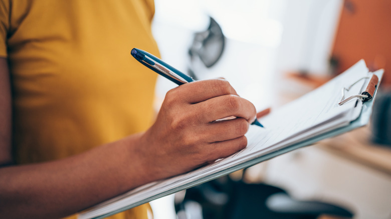 women filling out survey