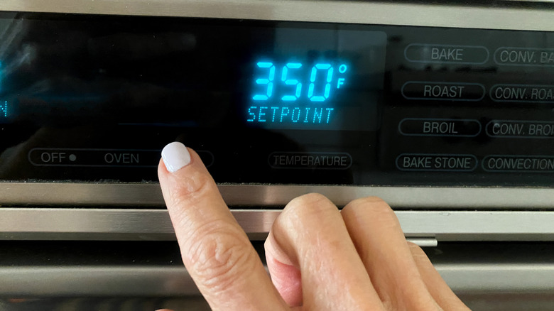 finger setting oven temperature