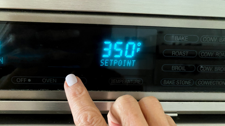 finger setting oven temperature