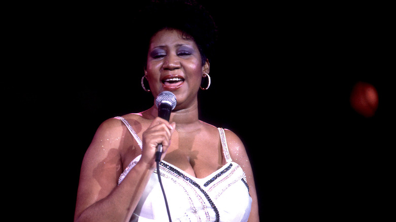 Aretha Franklin on stage singing
