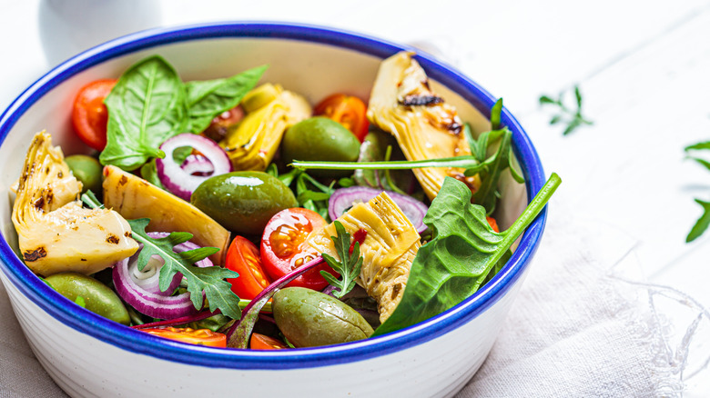 Salad with artichoke hearts