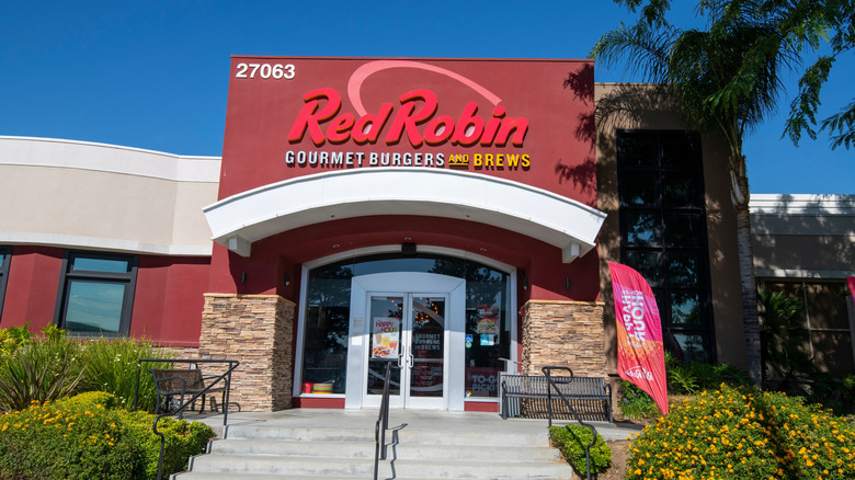 The exterior of a Red Robin Burger joint