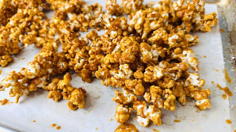 Caramel popcorn on baking sheet
