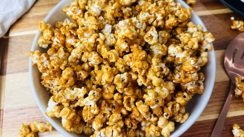 Caramel popcorn in bowl
