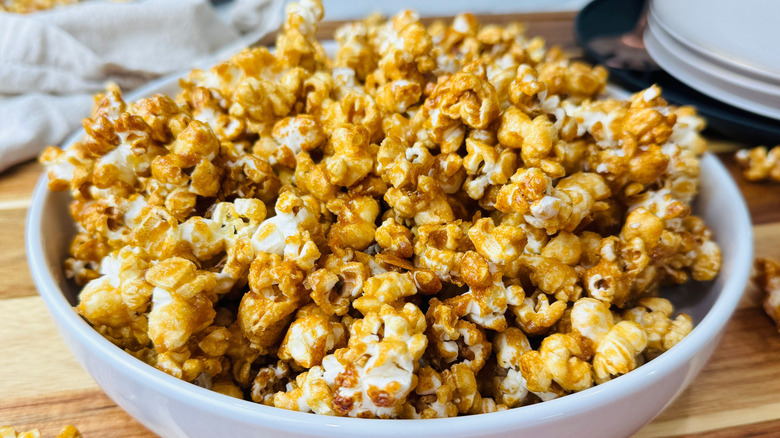 Caramel popcorn in bowl