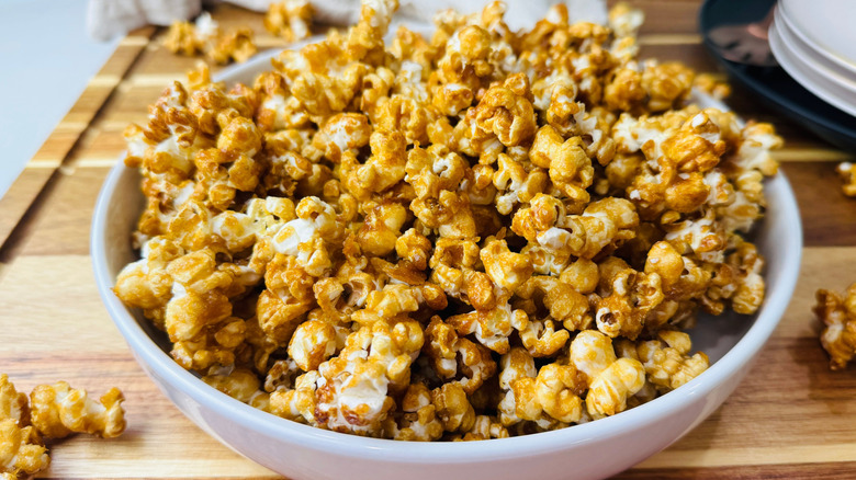 Caramel popcorn in bowl