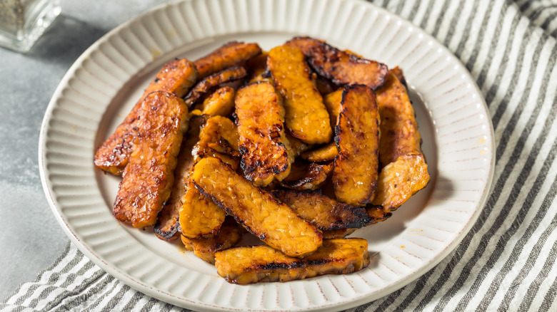 plate of tempeh bacon