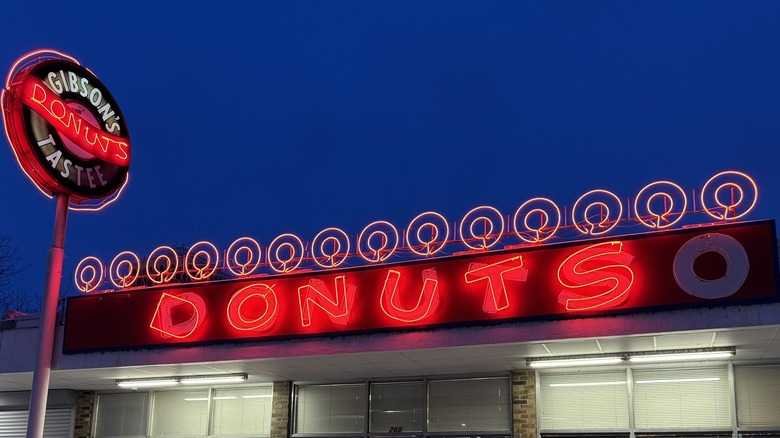 Gibson's Donuts exterior signage