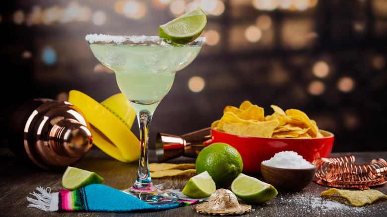Margarita on a table with chips