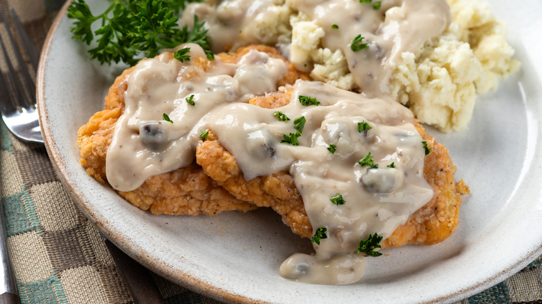 Crispy chicken with gravy