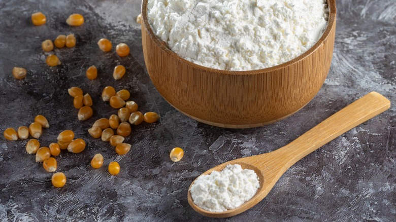 A wooden bowl of cornstarch