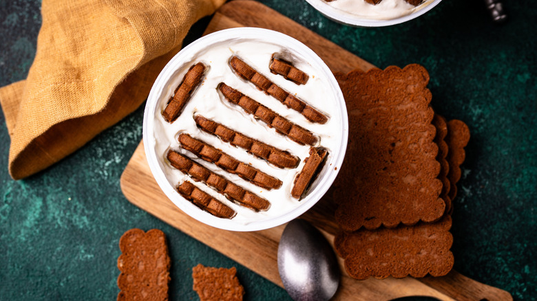 Japanese cheesecake with cookies
